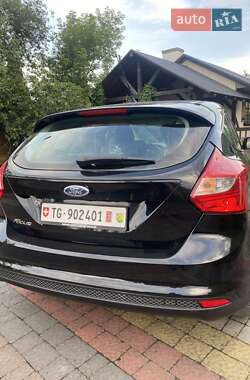Хэтчбек Ford Focus 2011 в 
