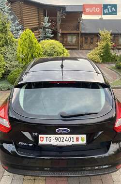 Хэтчбек Ford Focus 2011 в 