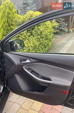 Хэтчбек Ford Focus 2011 в 