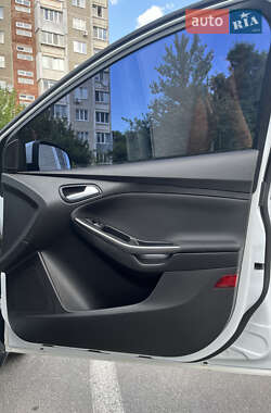 Хэтчбек Ford Focus 2015 в 