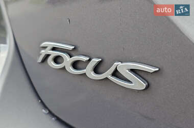 Хэтчбек Ford Focus 2012 в 