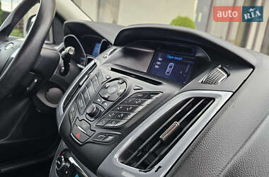 Хэтчбек Ford Focus 2012 в 