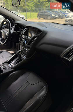 Хэтчбек Ford Focus 2012 в 