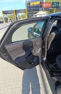Хэтчбек Ford Focus 2011 в 