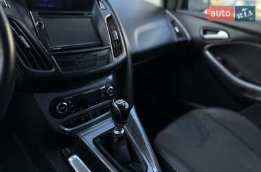 Хэтчбек Ford Focus 2012 в 