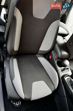 Хэтчбек Ford Focus 2011 в 