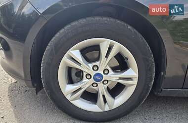 Хэтчбек Ford Focus 2011 в 
