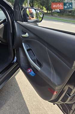 Хэтчбек Ford Focus 2011 в 