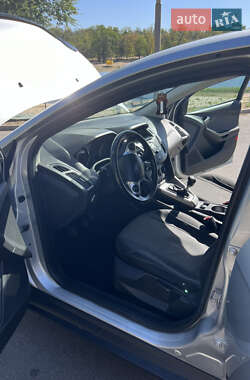 Хэтчбек Ford Focus 2011 в 