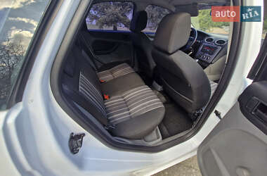 Хэтчбек Ford Focus 2011 в 