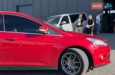 Хэтчбек Ford Focus 2012 в 