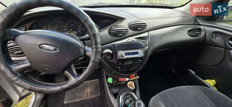 Хэтчбек Ford Focus 2003 в Смеле