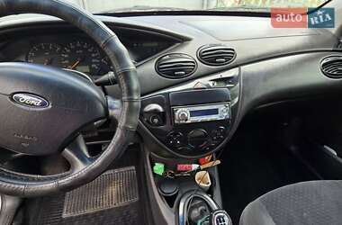 Хэтчбек Ford Focus 2003 в 