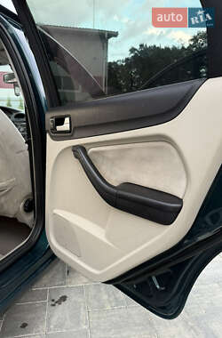 Хэтчбек Ford Focus 2005 в 
