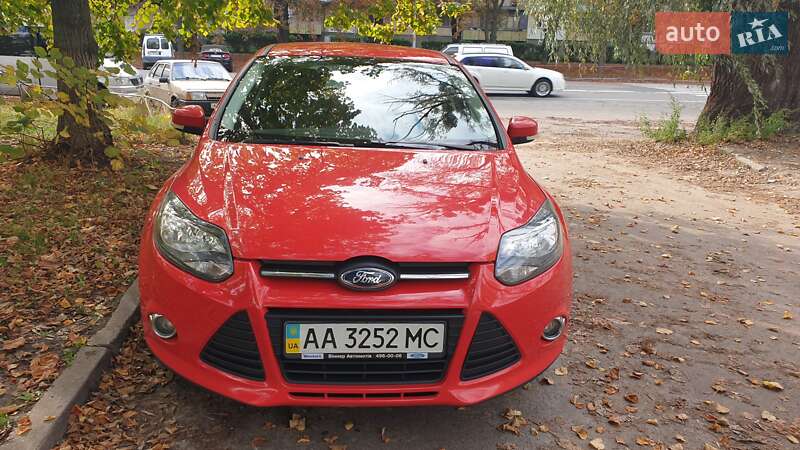 Хэтчбек Ford Focus 2012 в 