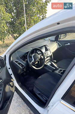 Хэтчбек Ford Focus 2012 в 