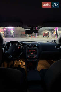 Хэтчбек Ford Focus 2010 в 