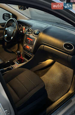 Хэтчбек Ford Focus 2010 в 