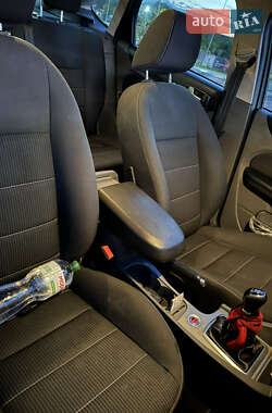 Хэтчбек Ford Focus 2010 в 