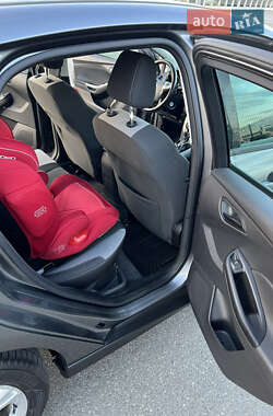 Хэтчбек Ford Focus 2012 в 