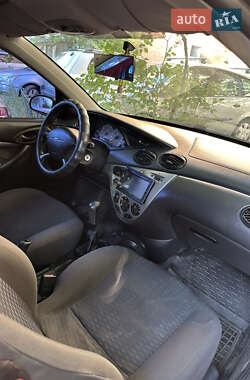 Хэтчбек Ford Focus 2001 в 