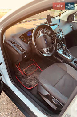 Хэтчбек Ford Focus 2012 в 