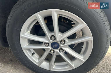 Хэтчбек Ford Focus 2015 в 