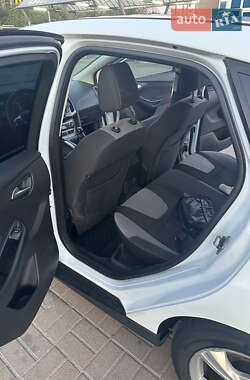 Хэтчбек Ford Focus 2012 в 
