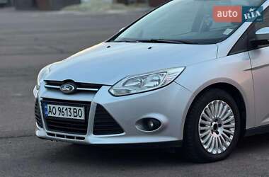 Хэтчбек Ford Focus 2011 в 