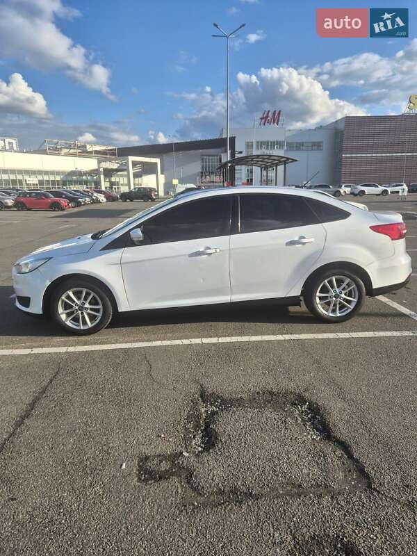 Седан Ford Focus 2015 в 