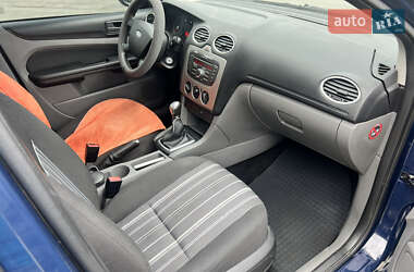 Хэтчбек Ford Focus 2011 в 