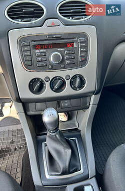 Хэтчбек Ford Focus 2011 в 