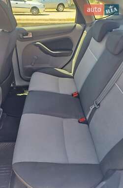 Хэтчбек Ford Focus 2010 в 