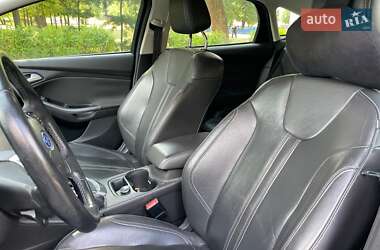 Хэтчбек Ford Focus 2011 в 