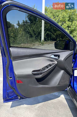 Хэтчбек Ford Focus 2011 в 