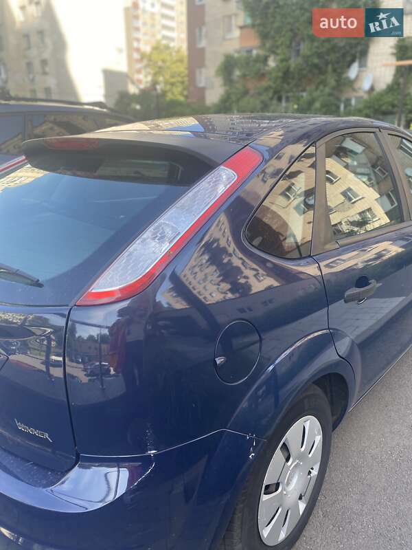 Хэтчбек Ford Focus 2011 в 