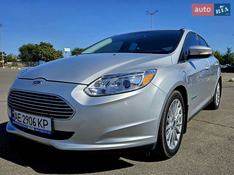 Хэтчбек Ford Focus 2012 в 
