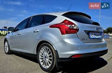 Хэтчбек Ford Focus 2012 в 