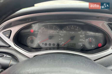 Хэтчбек Ford Focus 2000 в 