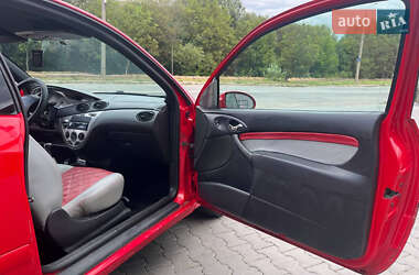 Хэтчбек Ford Focus 2000 в 