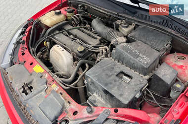 Хэтчбек Ford Focus 2000 в 