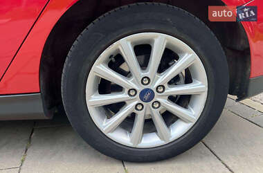 Хэтчбек Ford Focus 2015 в 