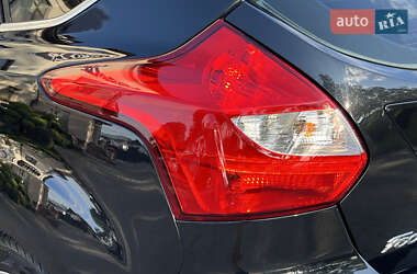 Хэтчбек Ford Focus 2012 в 
