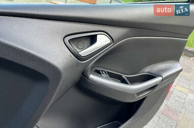 Хэтчбек Ford Focus 2012 в 