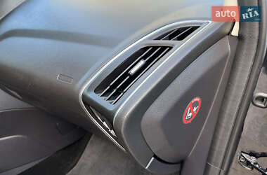 Хэтчбек Ford Focus 2012 в 