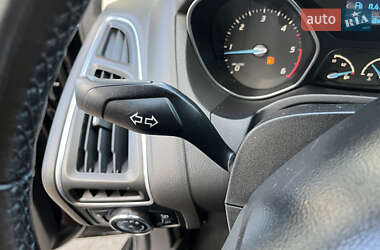 Хэтчбек Ford Focus 2012 в 