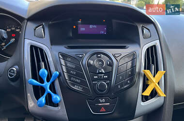 Хэтчбек Ford Focus 2012 в 