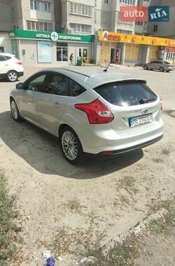 Хэтчбек Ford Focus 2012 в 