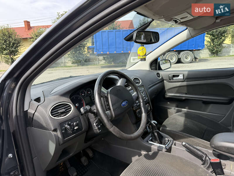 Хэтчбек Ford Focus 2005 в Городке