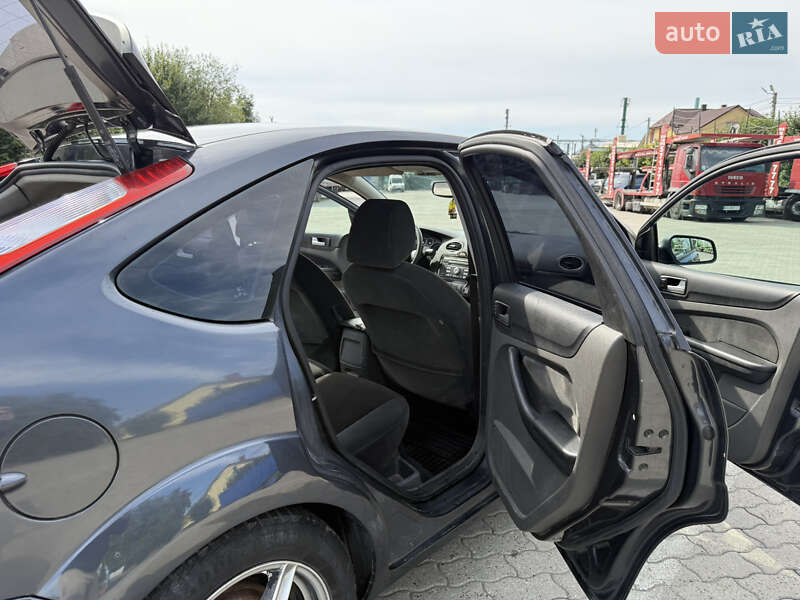 Хэтчбек Ford Focus 2005 в Городке